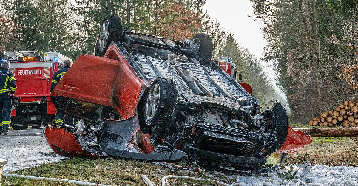 Ersthelfer retteten Lenkerin in Stadl-Paura aus brennendem Pkw