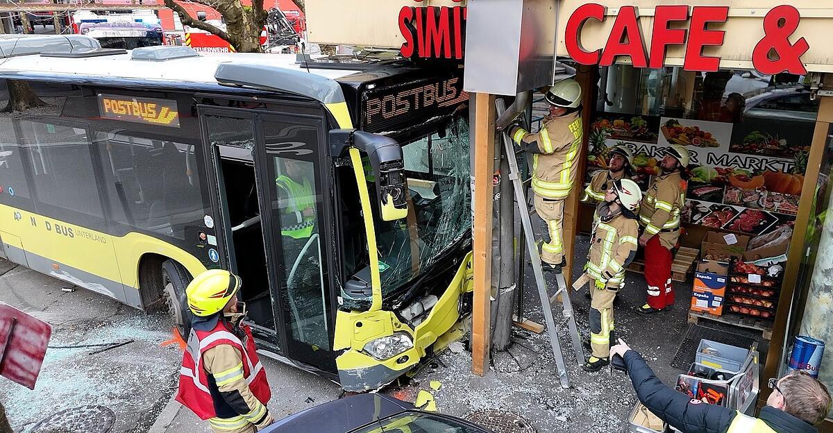 Linienbus krachte in Dornbirn in Café – 2 Verletzte