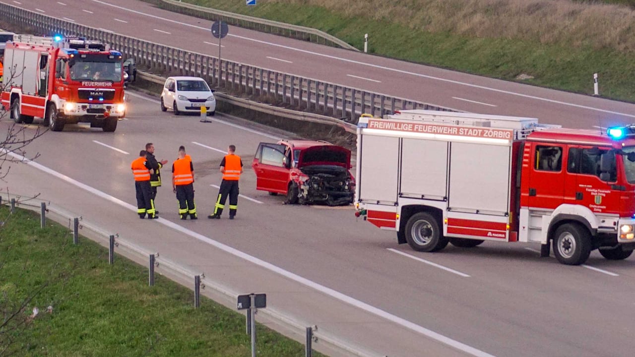 Vollsperrung auf der A9: Zwei Verletzte bei schwerem Unfall zu Ostern | Regional