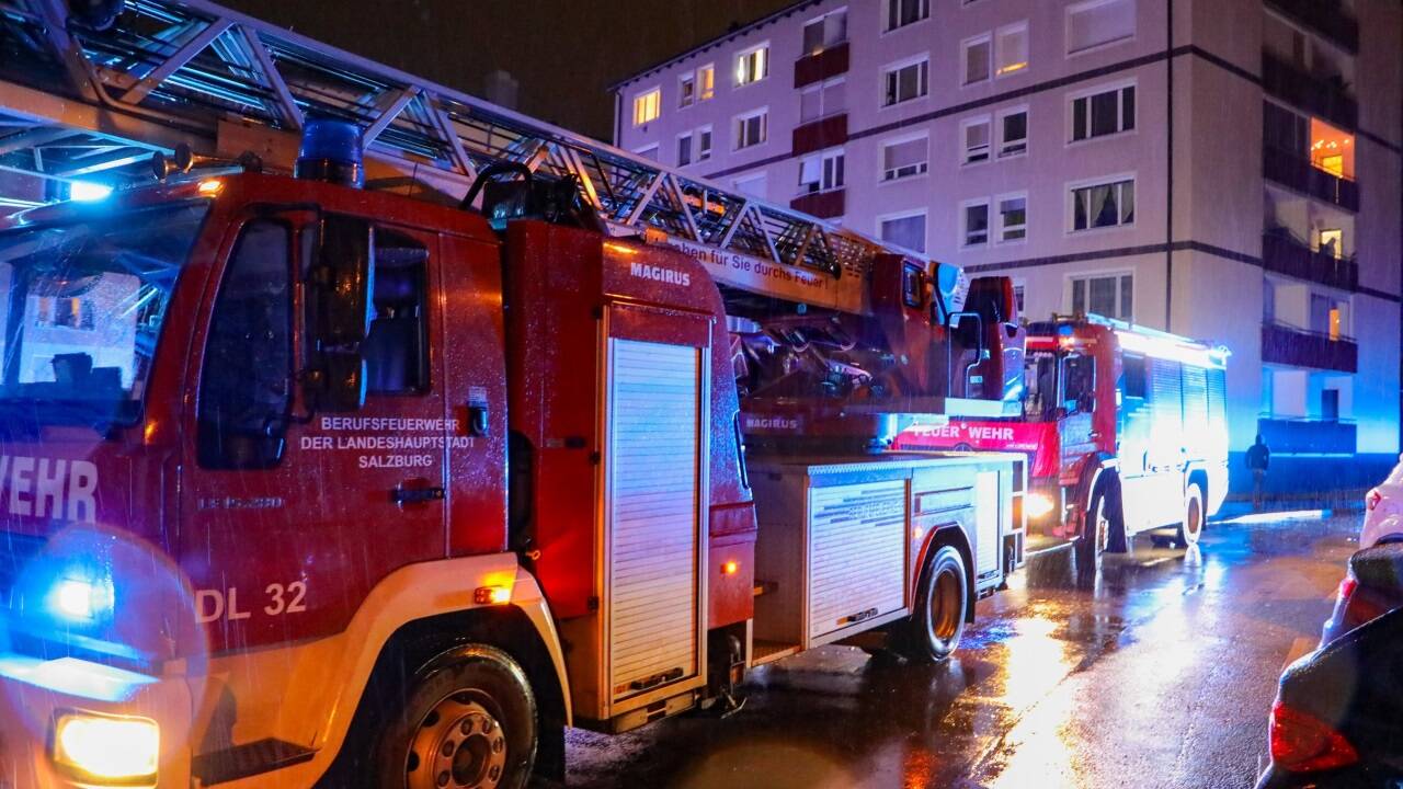 Feuerwehreinsatz in Salzburg: Bewohnerin versuchte noch selbst Zimmerbrand zu löschen