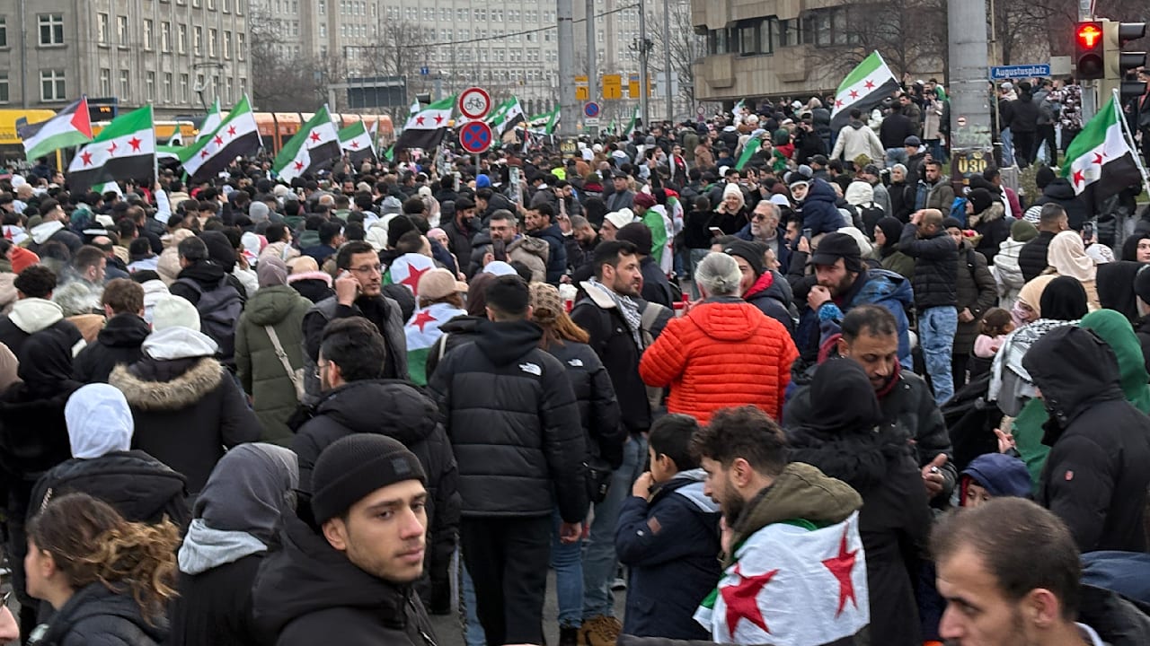 Machtwechsel: 5000 Syrer feiern Sturz von Assad in Leipzig | Regional